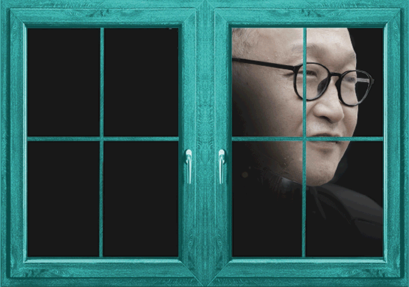 窓に映る社長がメカに変化する画像