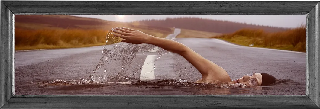 道路で泳ぐ人の写真