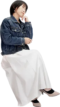 ノートパソコンに座る女性