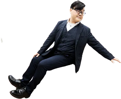 電球に座る男性