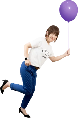 風船をつかむ女性