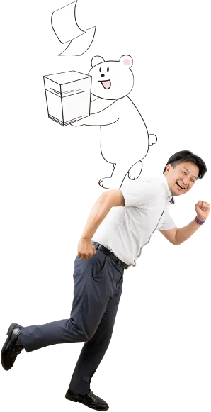 男性の上に乗って印刷物を抱えるトミーちゃん