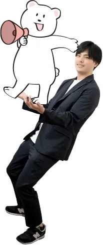 男性の上に乗って拡声器を構えるトミーちゃん